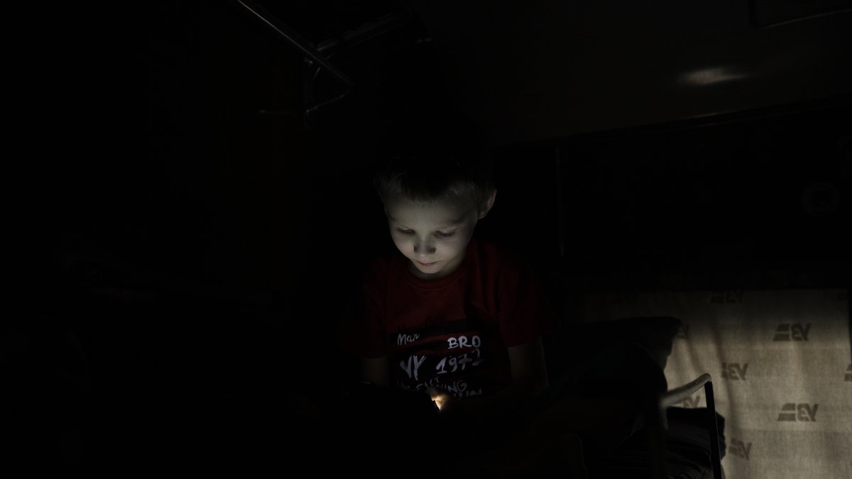 Un niño huye con su familia en tren de las zonas de combates en Dnipro (Ucrania).