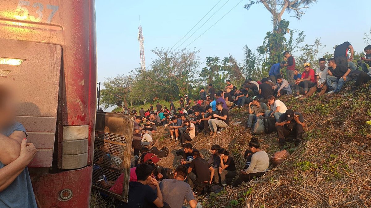 Minatitlán. Migrantes abandonados en autobuses este martes, en un municipio del estado de Veracruz (México).