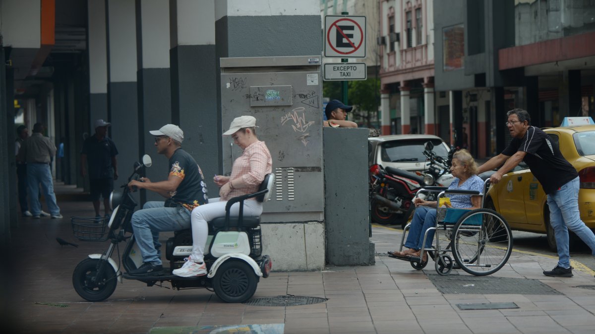 Molestias. Los conductores de estas motos transitan por las veredas, interrumpiendo el paso de los peatones.