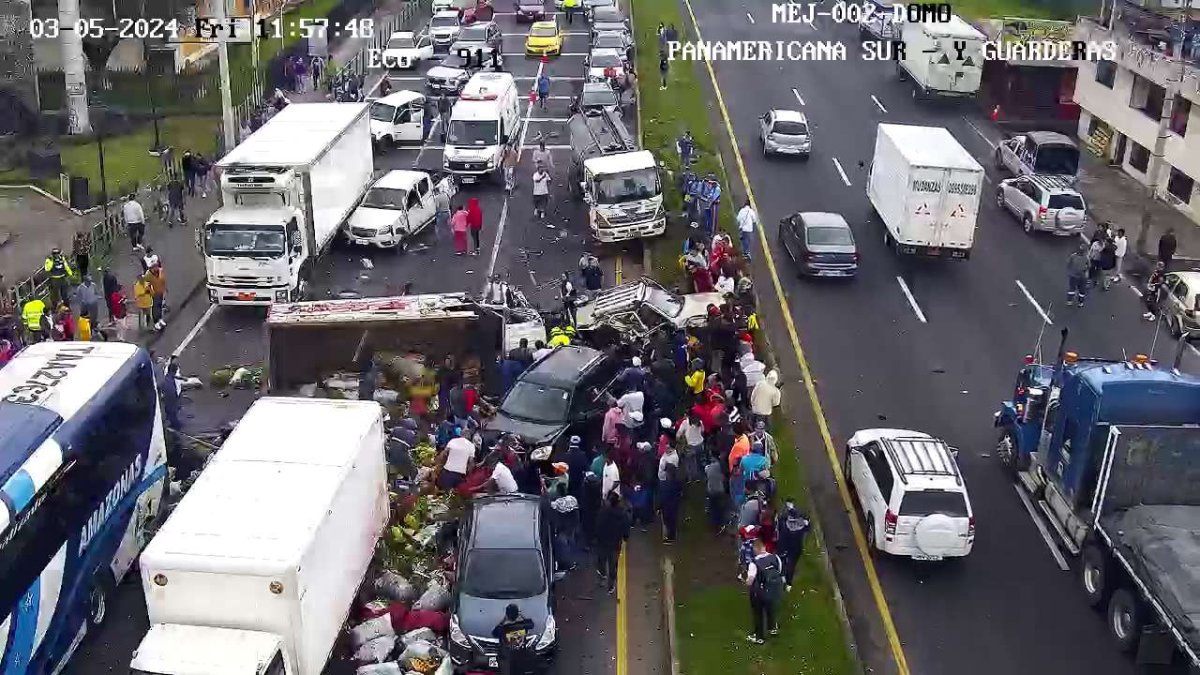 El camión impactó a 13 vehículos en la Panamericana Sur.