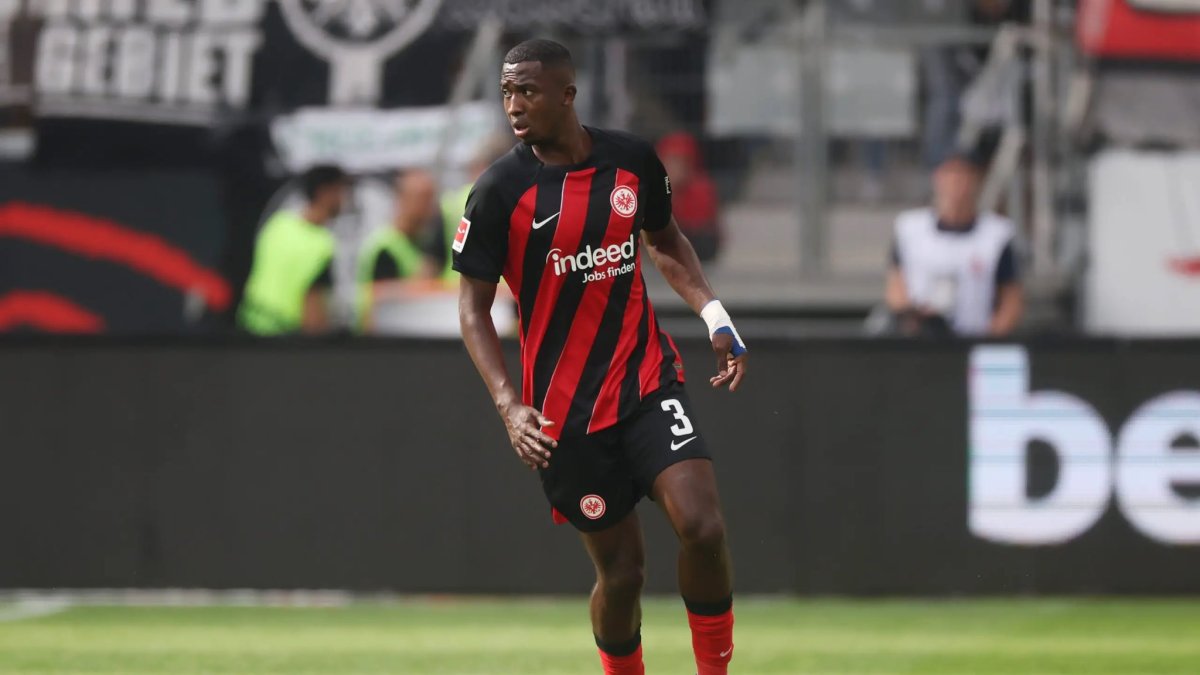 William Pacho es titular habitual en la defensa de Eintracht Frankfut.