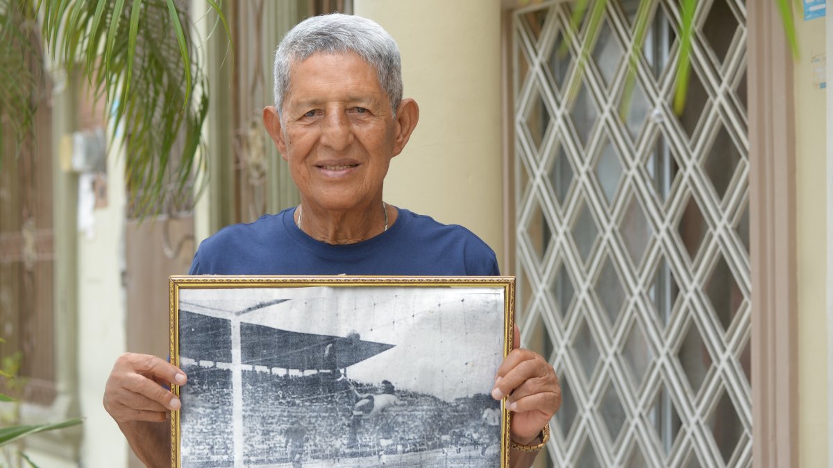 El Ñato atesora sus recuerdos en fotografías enmarcadas con sus mejores momentos dentro del campo de juego.
