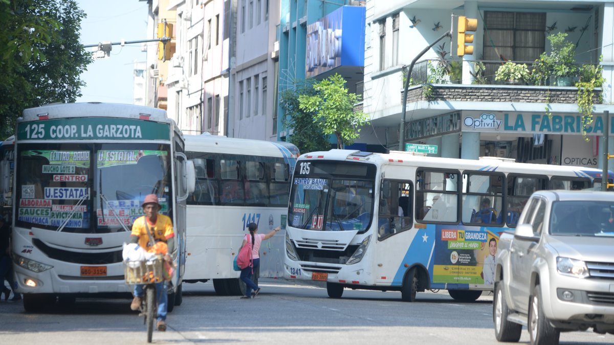 Peligros. Los ciudadanos mencionan que las unidades no se detienen en las paradas determinadas. O también recogen a pasajeros en la mitad de la vía, como en el centro de Guayaquil.