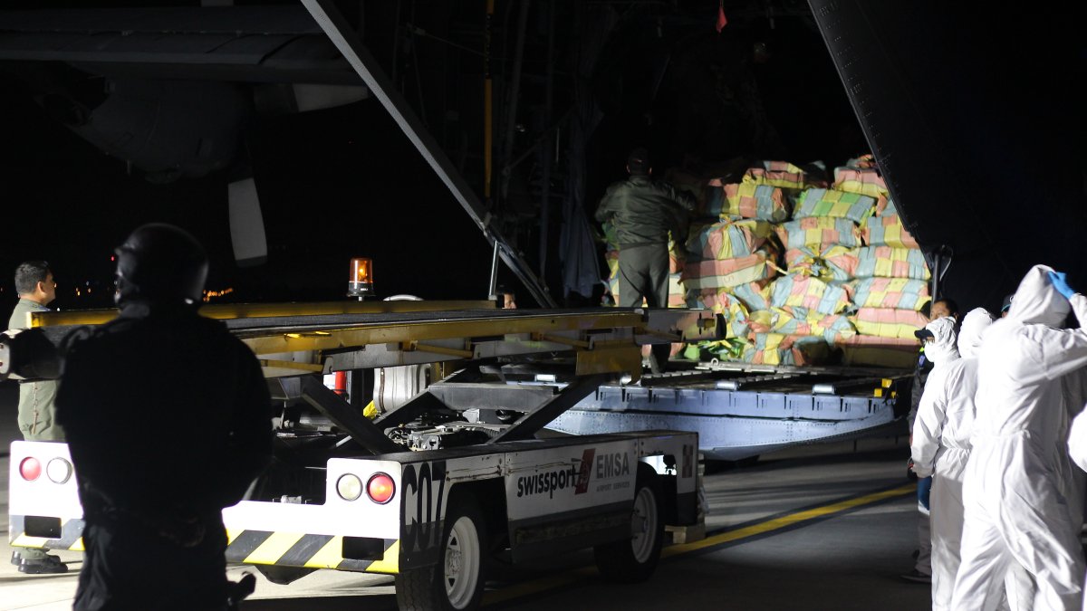 Las toneladas de droga fueron trasladadas en un avión C-130 de la Fuerza Aérea Ecuatoriana.