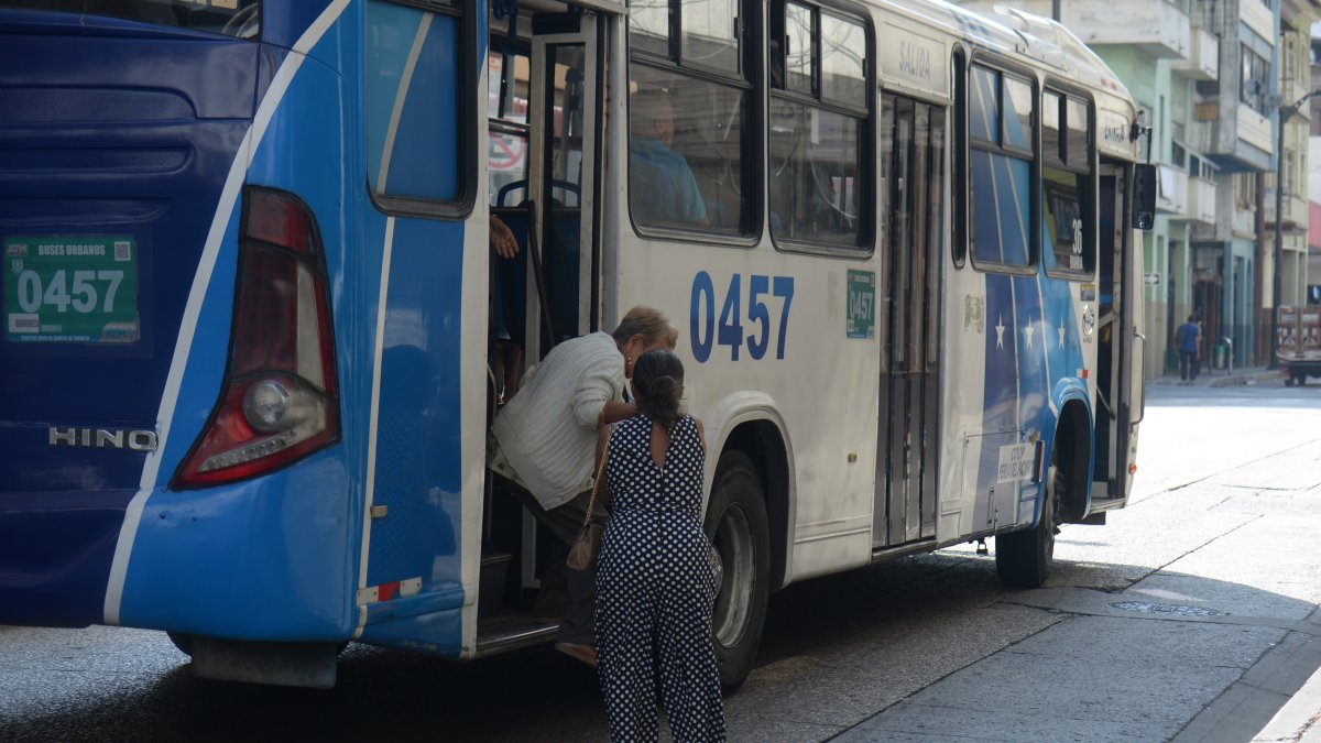 Transporte. Los adultos mayores no reciben un trato preferencia en los buses.
