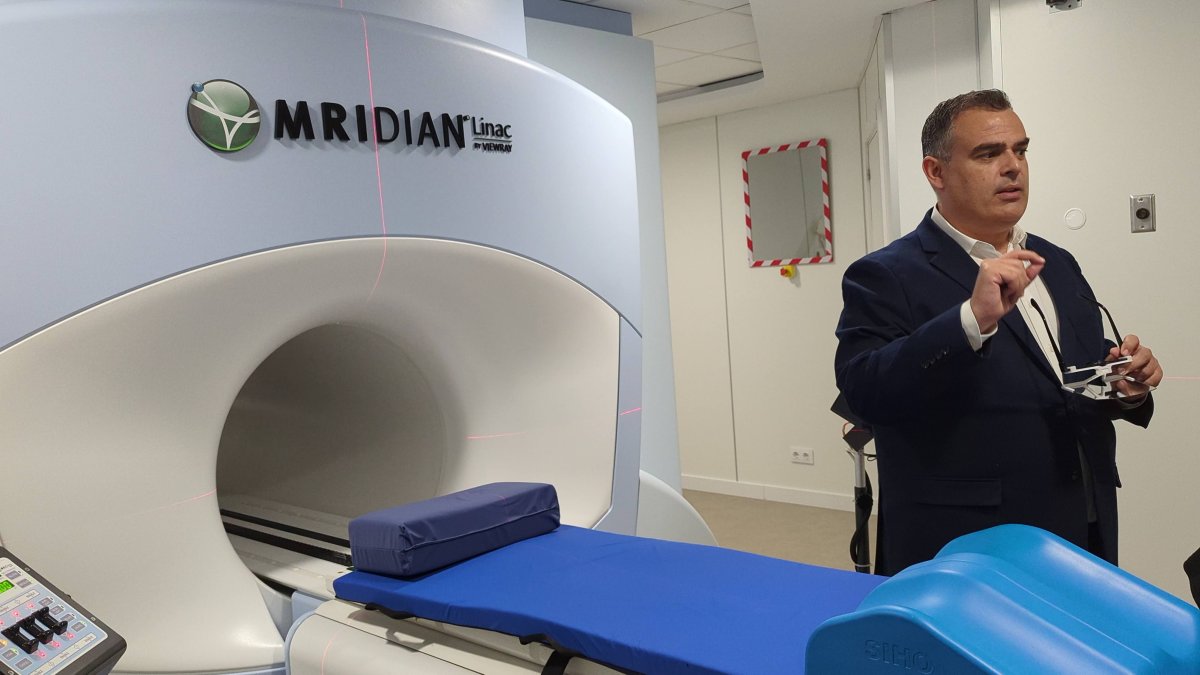 Tecnología. El equipo combina la resonancia magnética y la radioterapia de precisión en un solo dispositivo con la visualización del tumor en tiempo real durante todo el tratamiento.