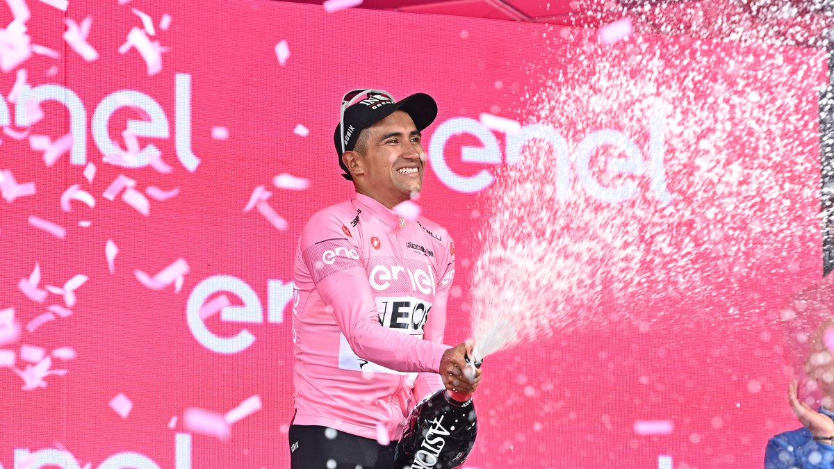 El ciclista ecuatoriano Jhonatan Narváez con la maglia rosa como líder del Giro de Italia.
