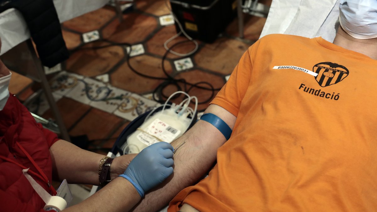 Imagen referencial de una persona donando sangre.
