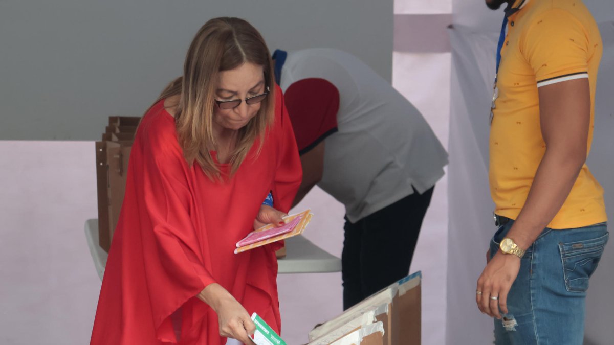 Una mujer vota en la jornada de elecciones generales en Ciudad de Panamá.
