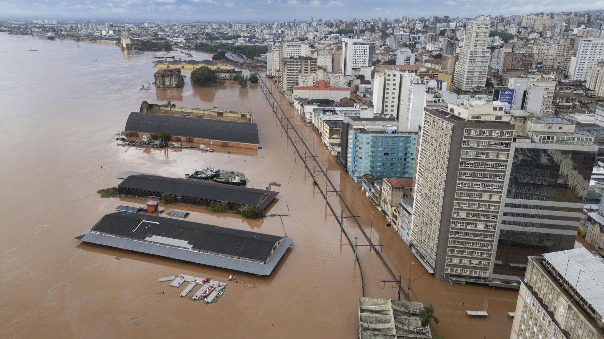 Fotografía aérea tomada que muestra una zona inundada , tras la crecida del lago Guaíba en la ciudad de Porto Alegre.