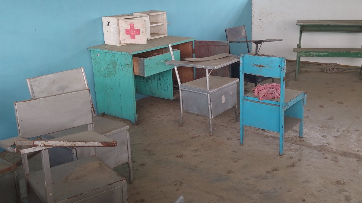 Este es el estado del plantel en el que estudiarán los niños. Los pupitres están incluso torcidos, además de despintados.