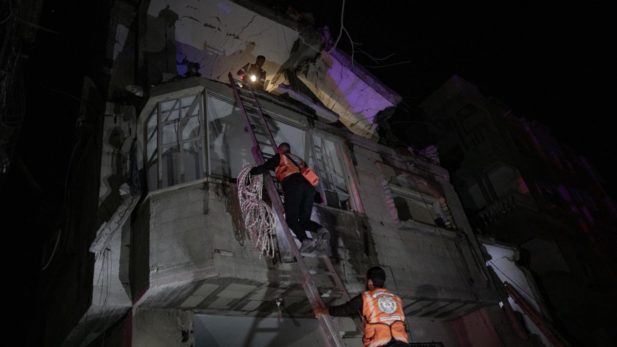 Operaciones de evacuación en Gaza tras un bombardeo israelí.