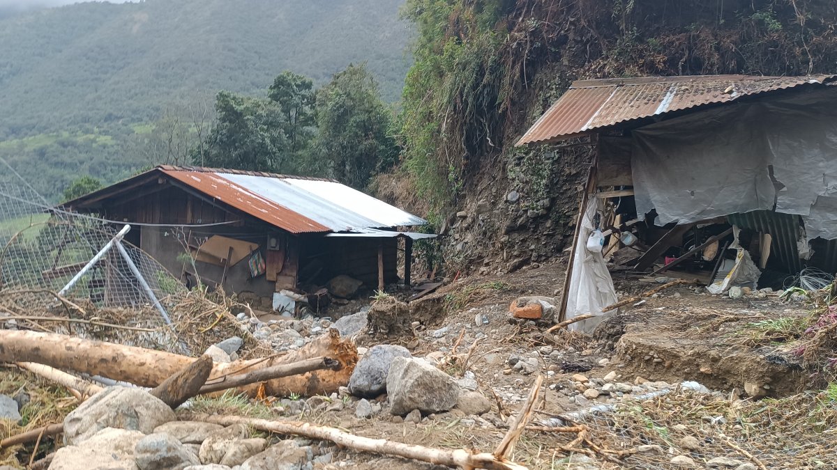Una vivienda colapso y otra está en riesgo en la zona de Zorrocucho tras el desbordamiento de la quebrada.