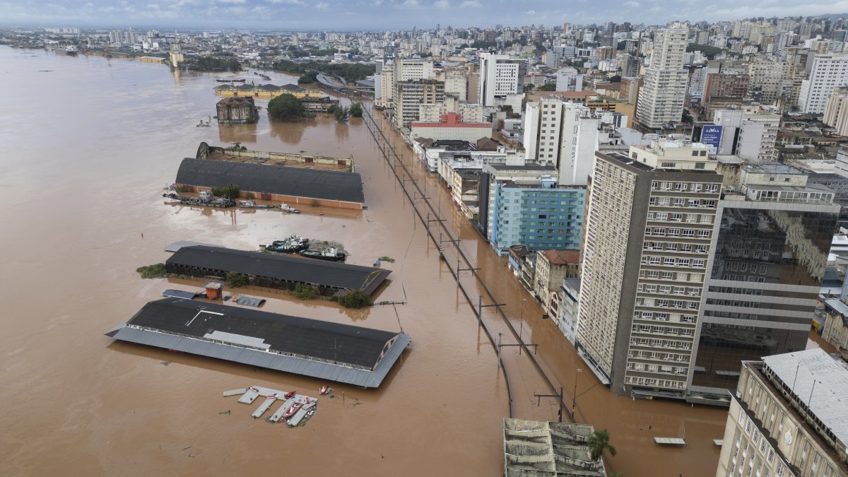 Las calles han quedado inundadas al sur de Brasil.