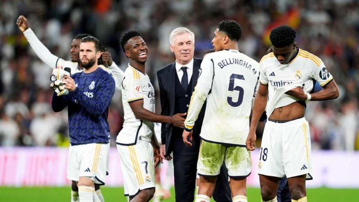 Ancelotti (c) festeja con sus jugadores el título liguero de la temporada 2023-24.