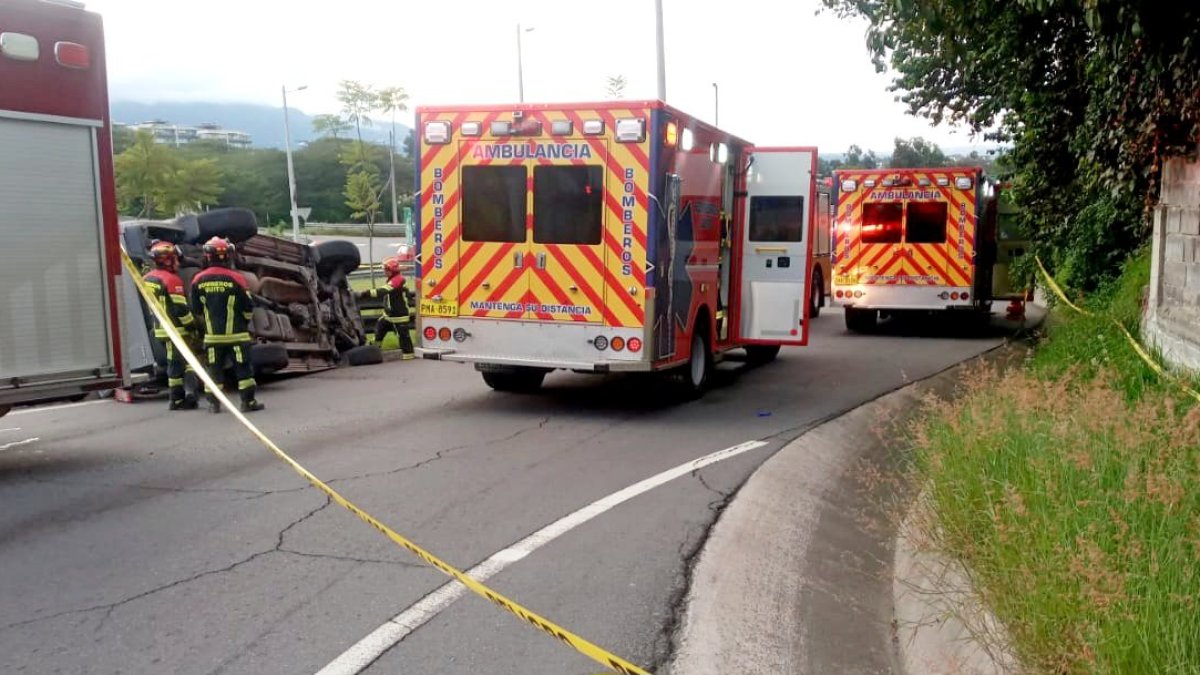 El 4 de mayo un vehículo se volcó en la Ruta Viva, a la altura de la vía Intervalles.