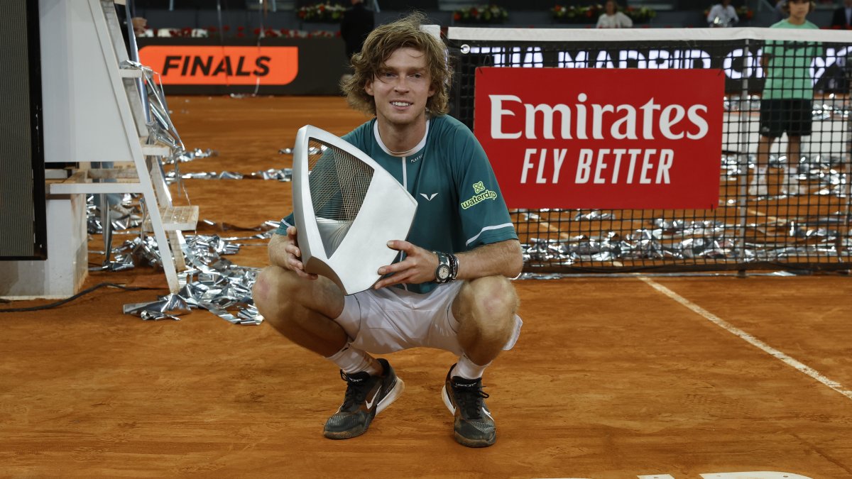 El tenista ruso Andrei Rublev posa con el trofeo de vencedor en la final del Mutua Madrid.