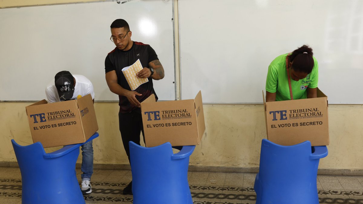Elecciones. Ciudadanos esperaban en una fila para votar este domingo, en un colegio en Ciudad de Panamá.