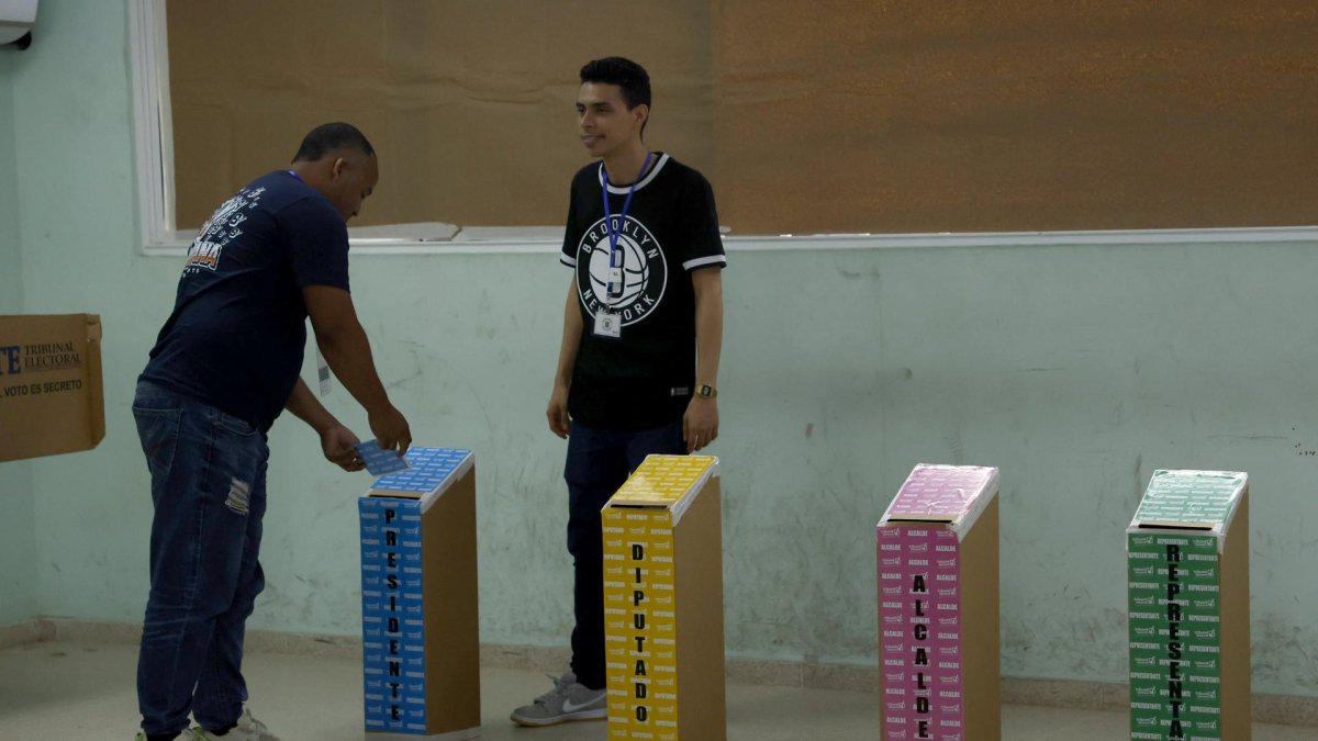 Un ciudadano deposita su voto este domingo, en Ciudad de Panamá (Panamá).