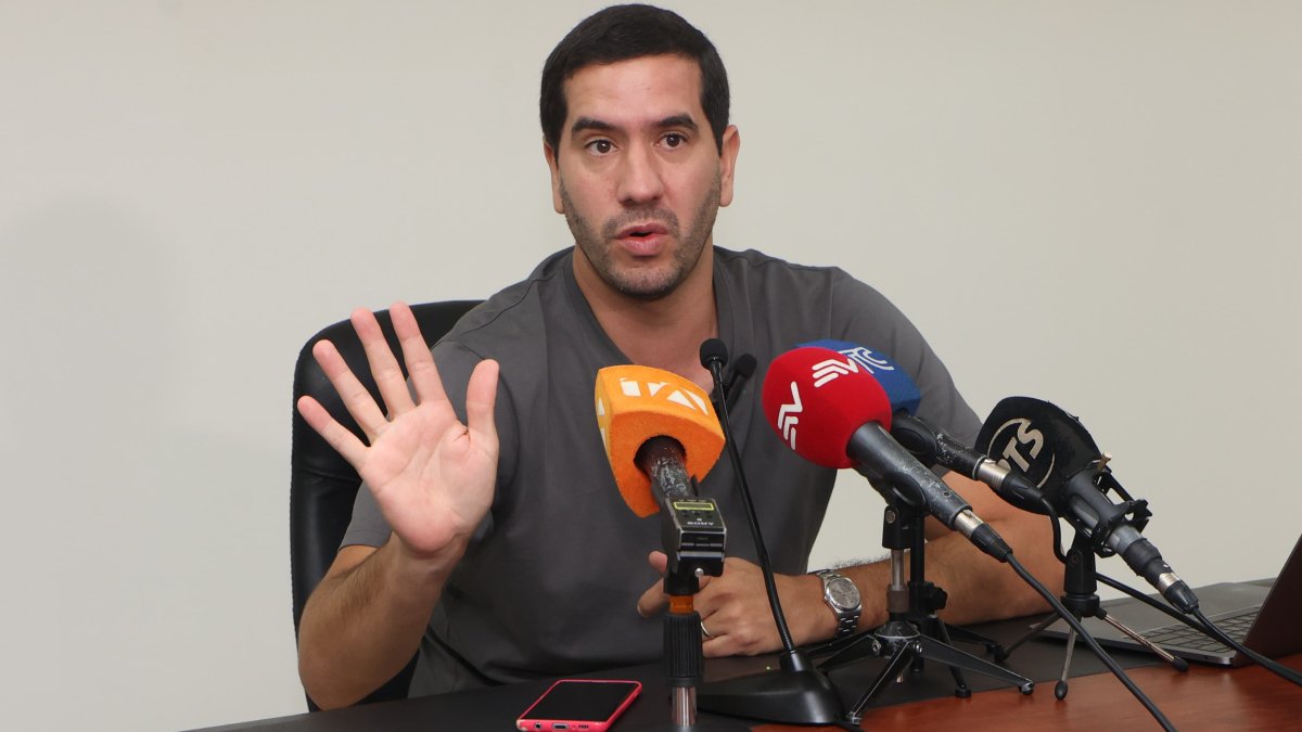 El ministro encargado de Energía, Roberto Luque, durante una rueda de prensa la tarde de este domingo 5 de mayo.