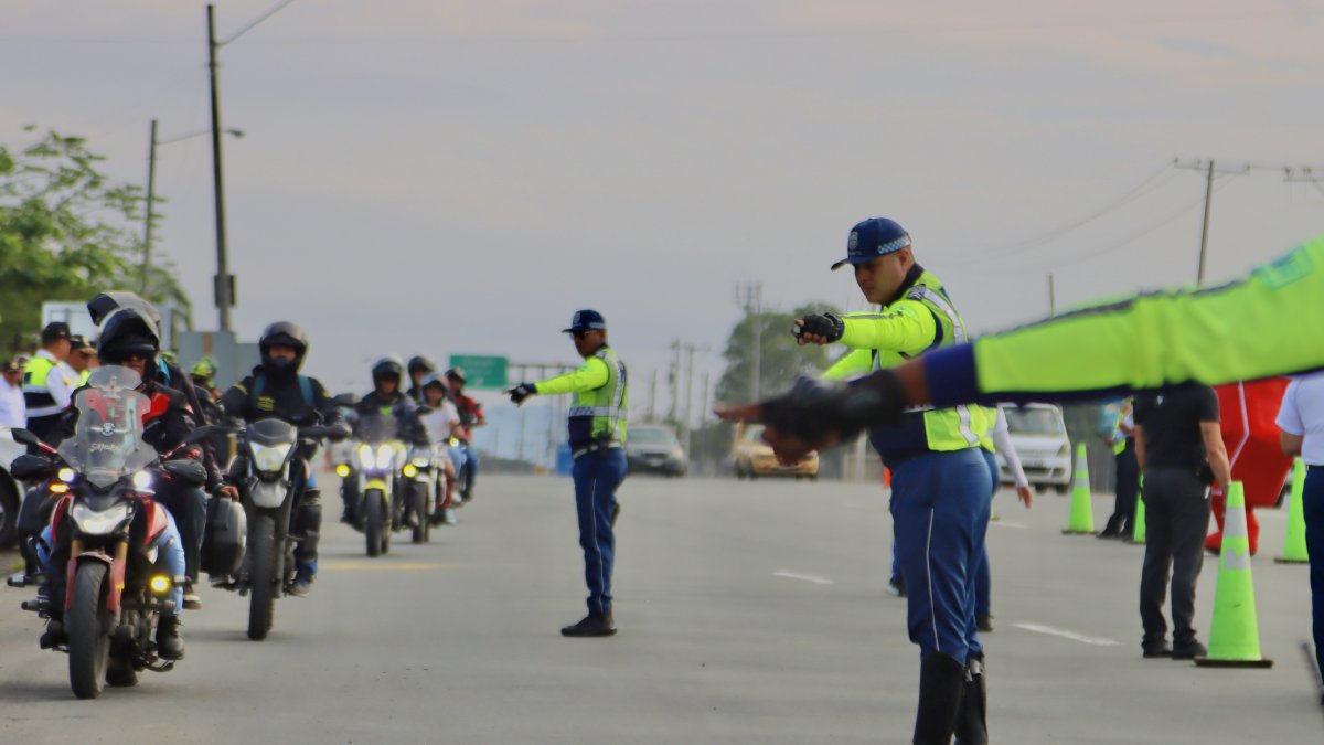 Agentes de tránsito llevaron a cabo controles para facilitar el flujo vehicular