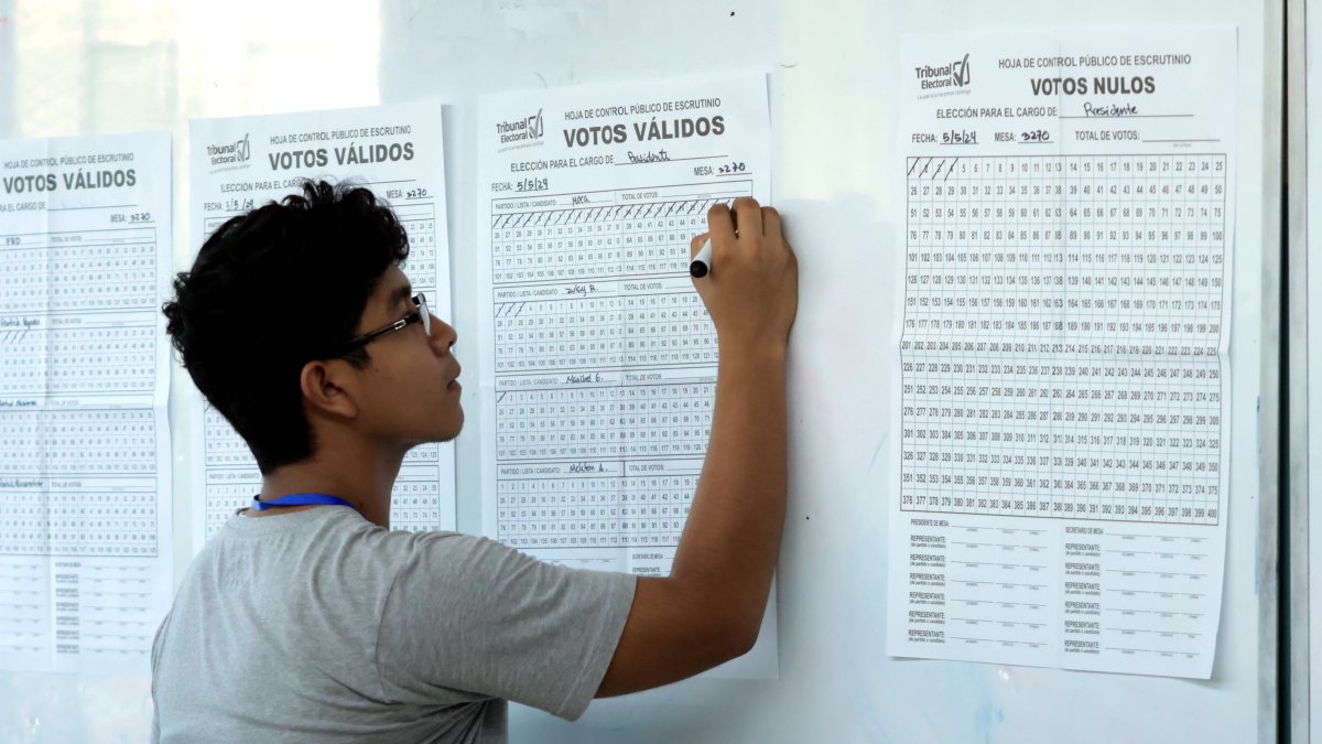 Un suplente de mesa escribe sobre una lista durante el cierre de los centros electorales este domingo, en Ciudad de Panamá (Panamá).