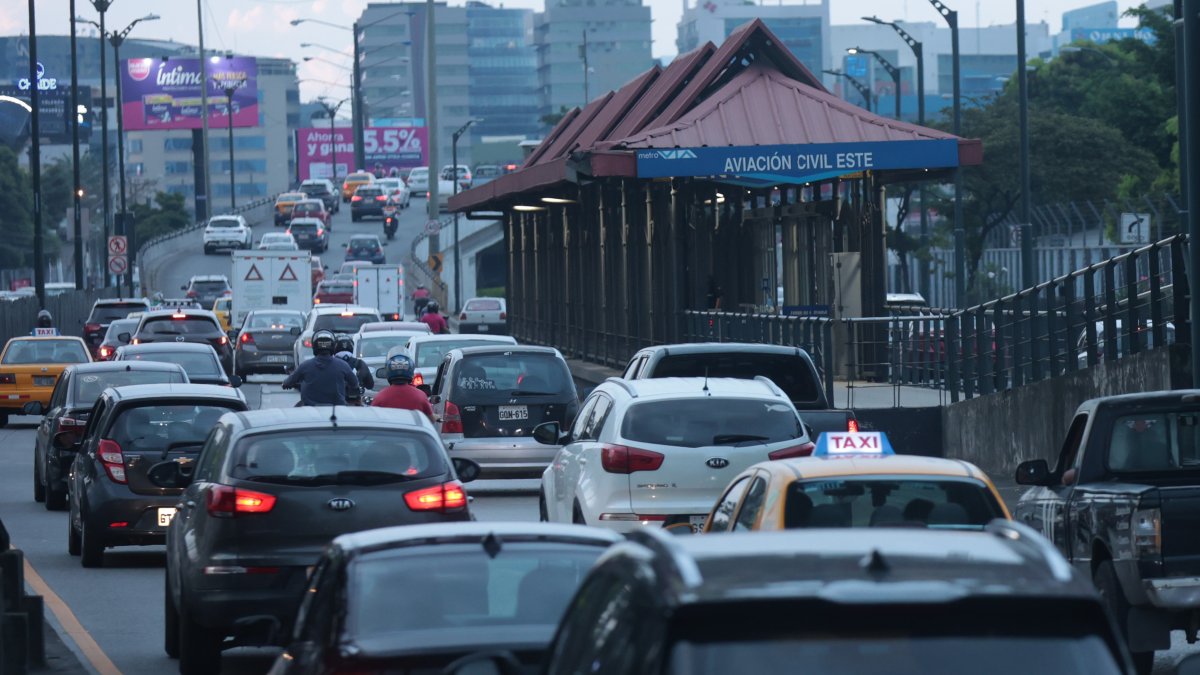 Control. Agentes de tránsito se han colocado cerca de la estación, con el fin de direccionar a los conductores y descongestionar la vía.