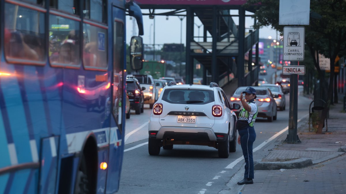 Control. Agentes de tránsito se han colocado cerca de la estación, con el fin de direccionar a los conductores y descongestionar la vía.