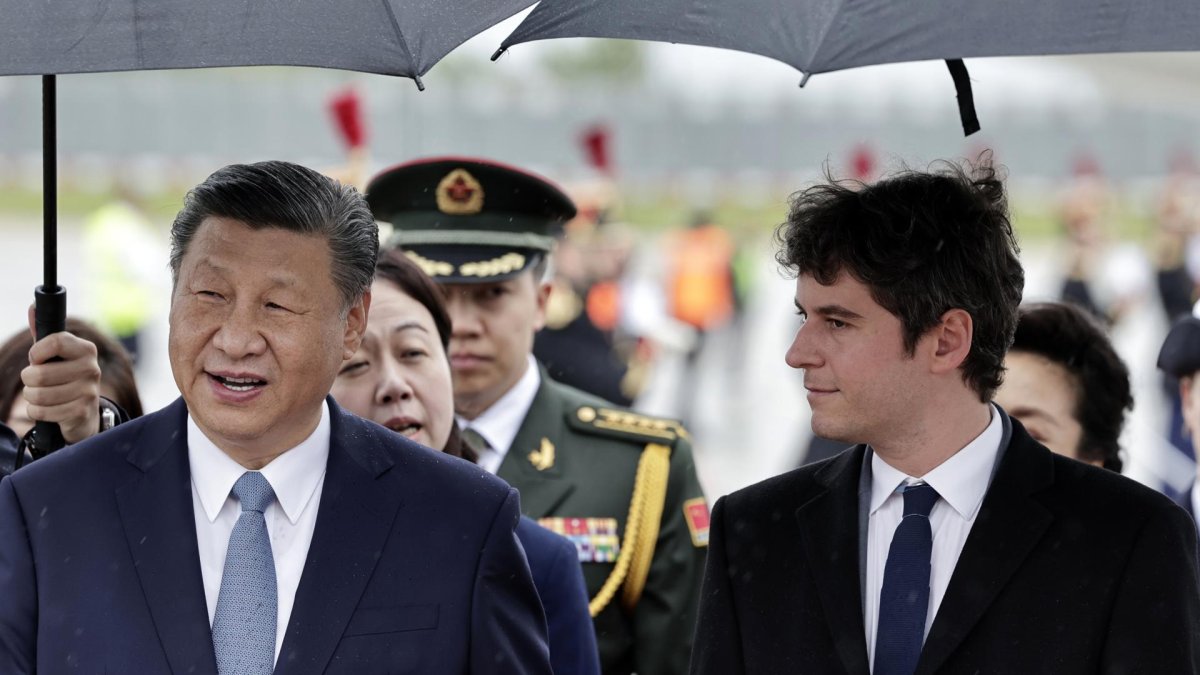 Xi Jinping, presidente de China, fue recibido por el primer ministro francés, Gabriel Attal, a su arribo a París.