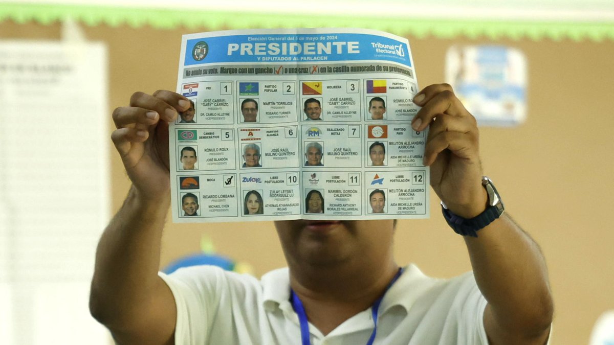 Un suplente de mesa muestra una tarjeta electoral al cierre de los centros electorales este domingo, en Ciudad de Panamá