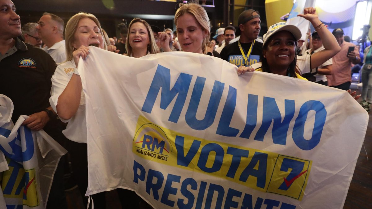 Simpatizantes del candidato José Raúl Mulino, el delfín del inhabilitado exgobernante Ricardo Martinelli, celebran en la sede de campaña del candidato este domingo, en Ciudad de Panamá