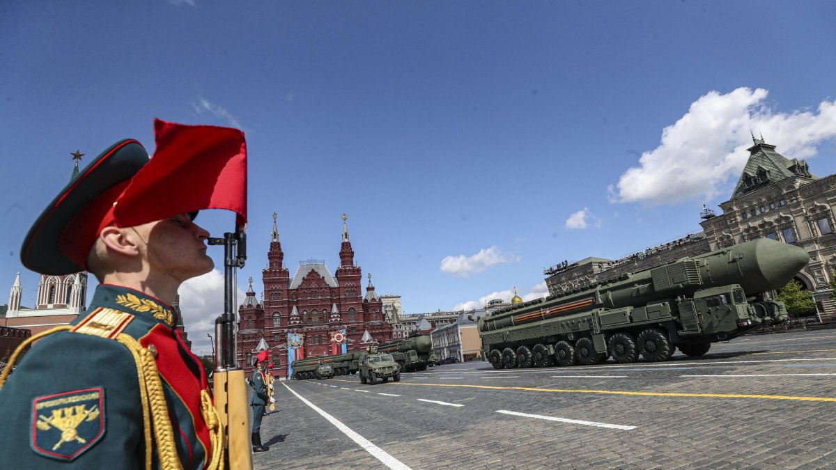 Los lanzadores de misiles balísticos intercontinentales rusos 'Yars' participan en el ensayo general del desfile militar del Día de la Victoria en la Plaza Roja de Moscú, Rusia, el 5 de mayo de 2024.