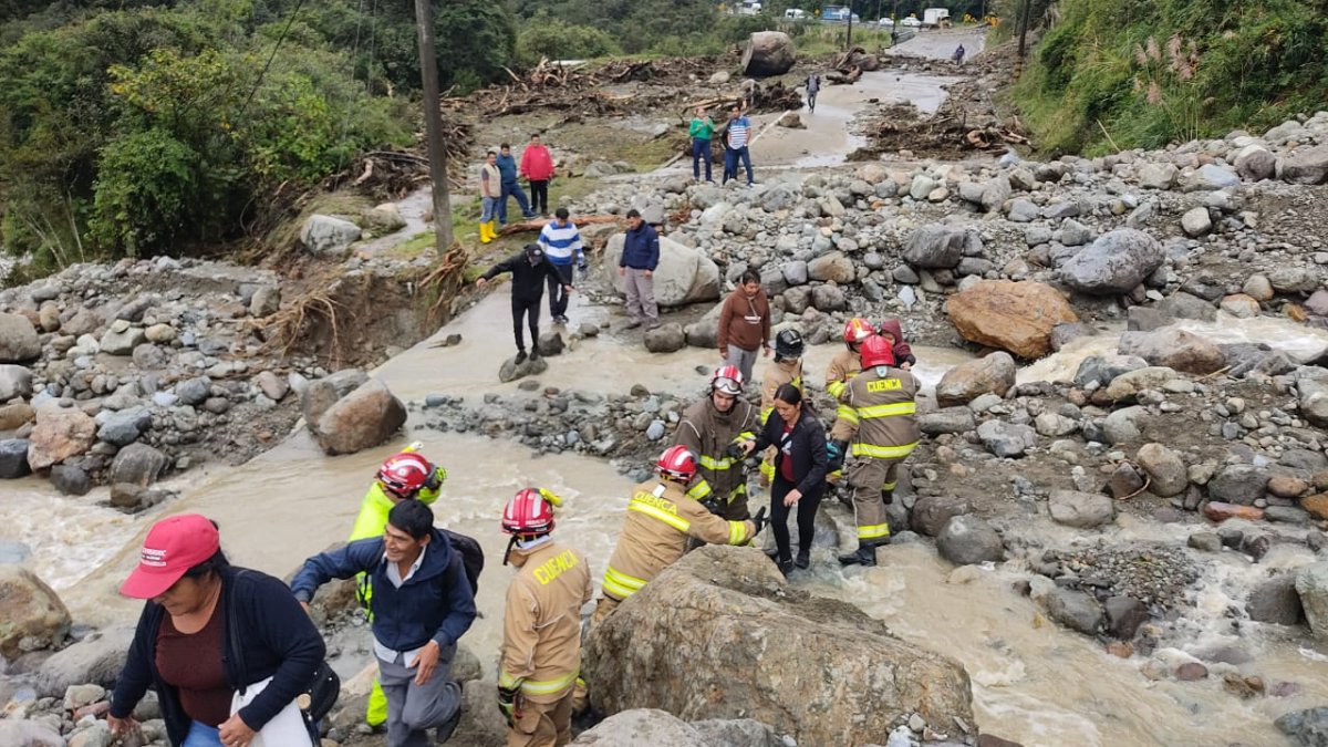 En la vía Marianza - Sayausí, se ha reportado que en el kilómetro 14 hay 130 metros de longitud que aún acumulan aproximadamente 12.000 m³ de escombros.