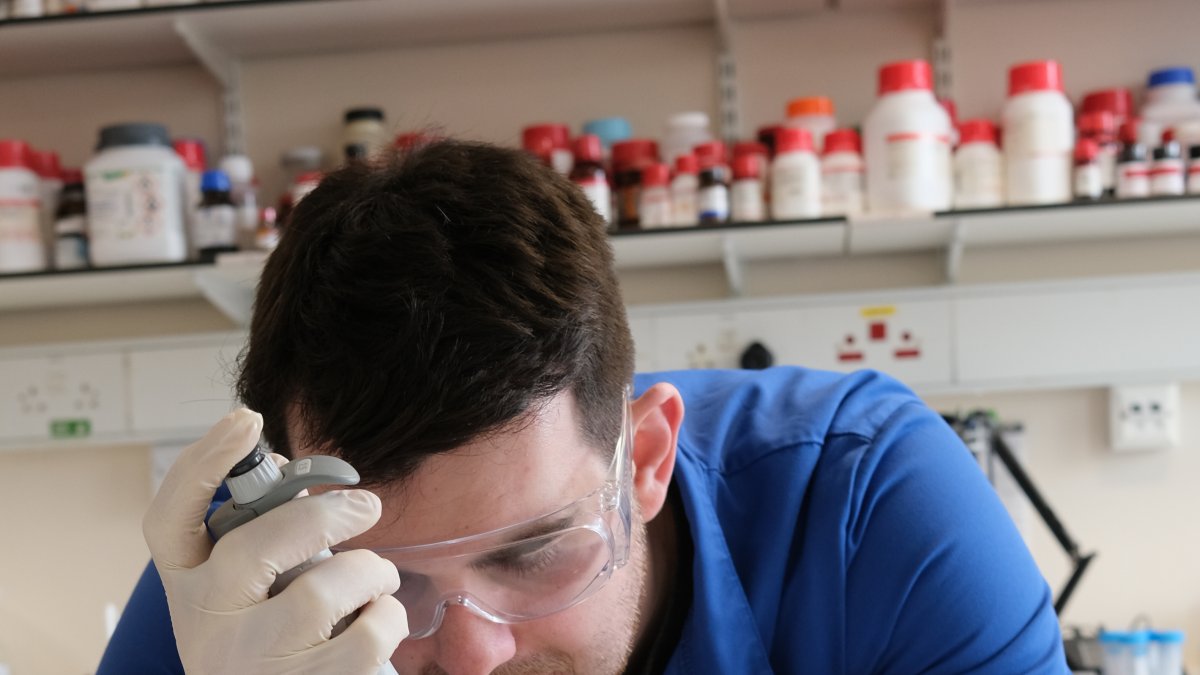 Rory Hills, investigador del Departamento de Farmacología de la Universidad de Cambridge, quiere estar preparado con una vacuna que nos proteja contra la próxima pandemia de coronavirus