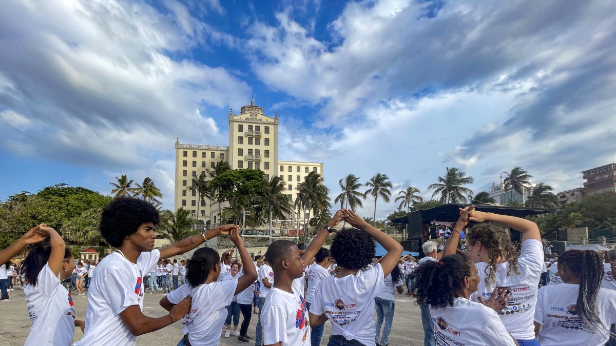 Jóvenes bailan en el malecón para batir un récord mundial