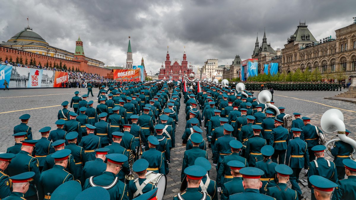 Moscú. Los militares rusos participan en el ensayo general del desfile militar del día de la Victoria en la Plaza Roja, este 5 de mayo de 2024.