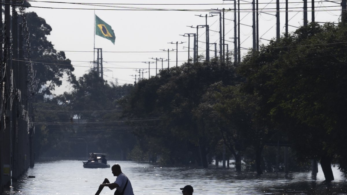 Equipos de rescate trabajan entre las calles inundadas este lunes en el barrio Sarandí de Porto Alegre (Brasil).
