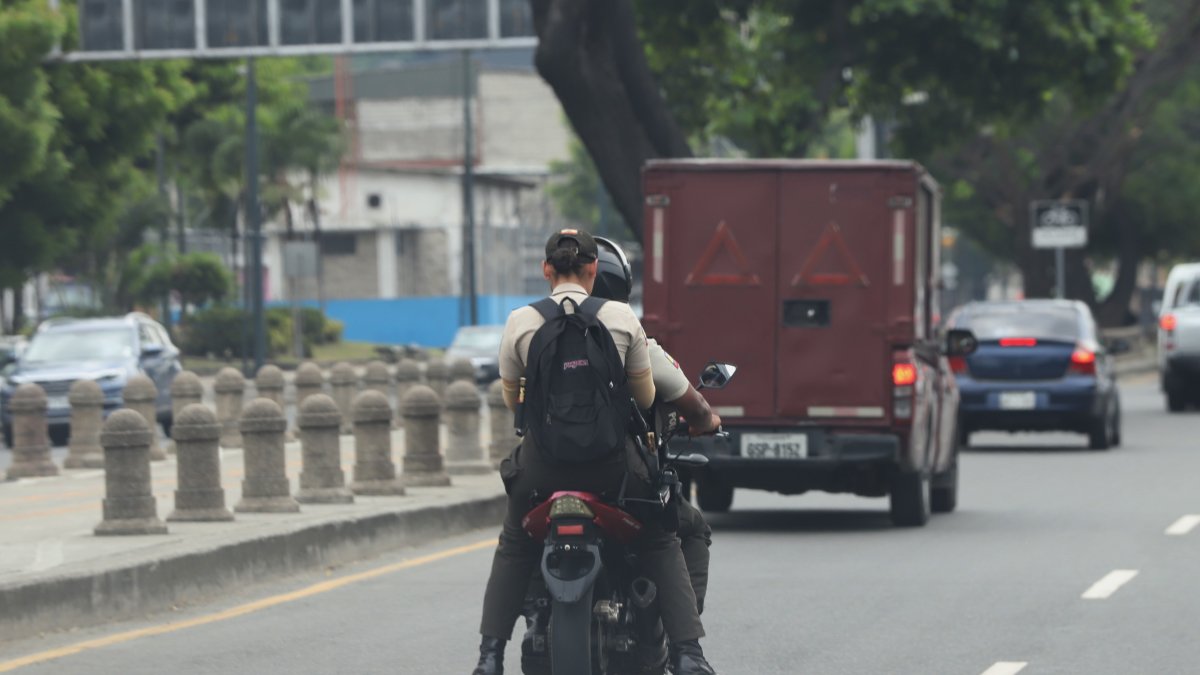 Hecho. Agentes policiales no usan casco en la avenida Barcelona.