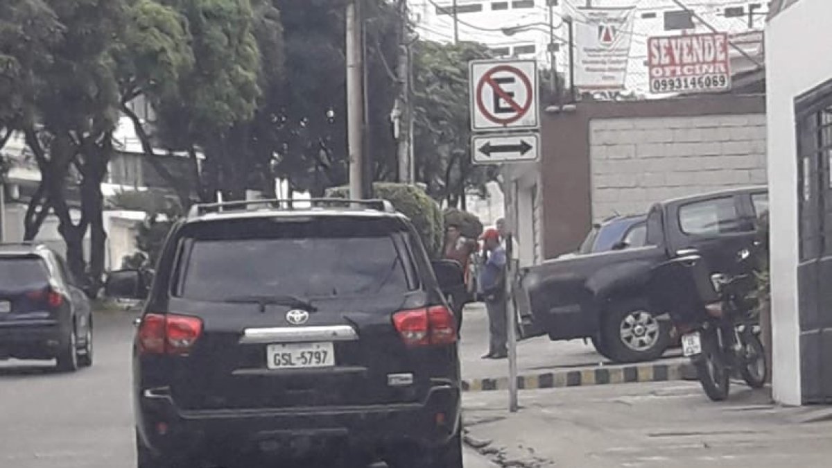 Vehículo. En 2022, el entonces asambleísta correísta Ronny Aleaga manejaba este auto, pero en 2023 fue adquirido por el abogado Daniel Frías.
