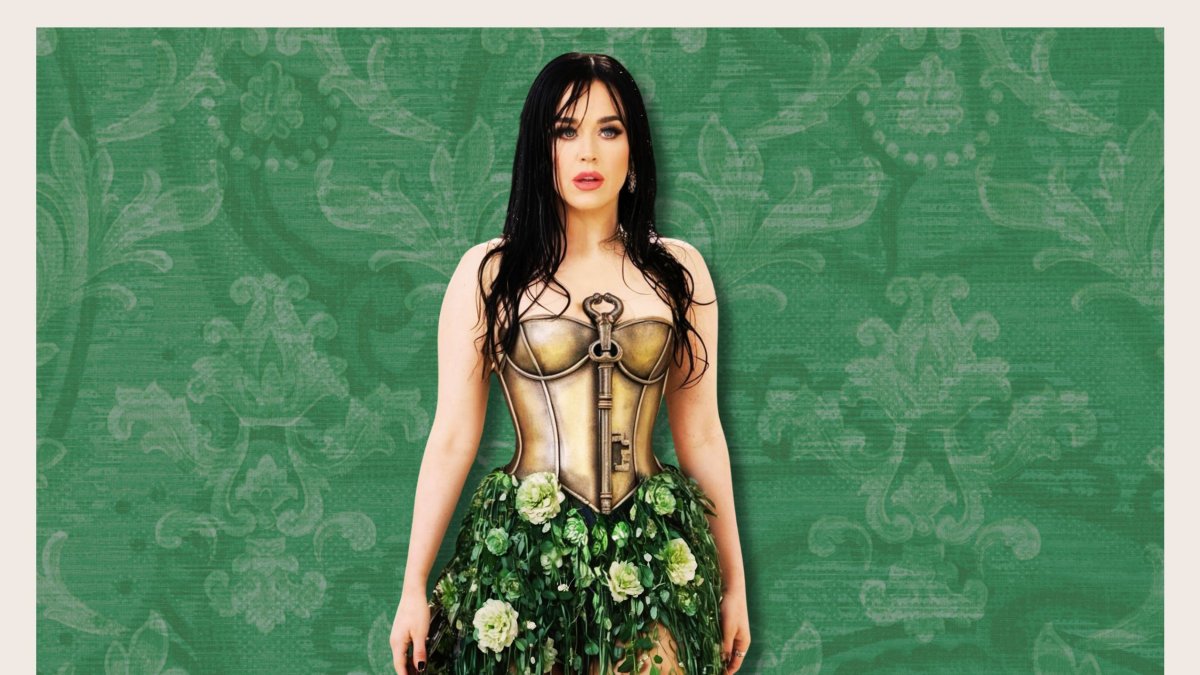 Katy Perry y uno de los controversiales vestidos de AI.