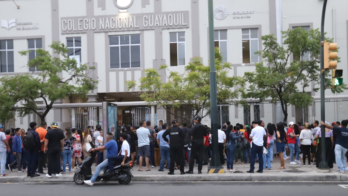 Operativo. En el colegio fiscal Guayaquil, personal policial y de la ATM se instalaron pasadas las 06:00. No hubo incidentes, pero sí quejas por el tráfico.