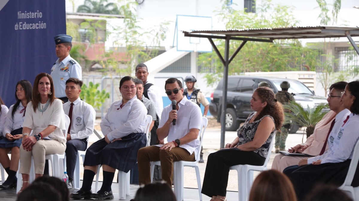 El presidente Daniel Noboa interviene durante la ceremonia de inauguración del ciclo lectivo en la Costa, efectuada este lunes 6 de mayo en Guayaquil.
