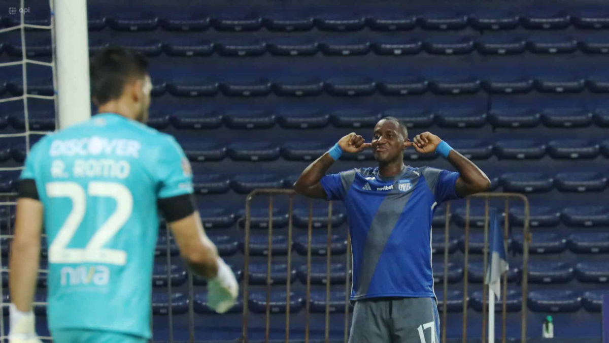 El delantero Jaime Ayoví celebró el gol de penal convertido ante Universidad Católica