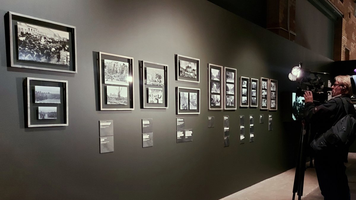 Vista de las fotos inéditas sobre crímenes de guerra cometidos por soldados alemanes durante la II Guerra Mundial