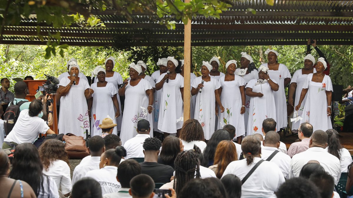 Las cantadoras de Pogue participan este jueves en la conmemoración de los 22 años de la masacre de Bojayá, en la que murieron más de 100 personas