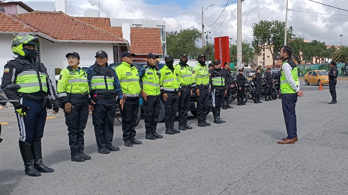 Gustavo Toledo (d), exgerente de Control de Tránsito de la EMOV, y tres funcionarios más serán vinculados al caso grúas por la fiscalía.