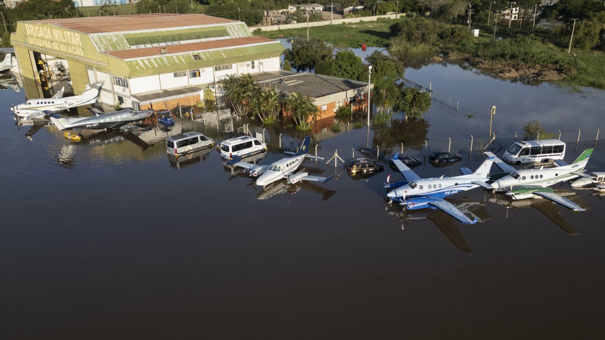 Fotografía aérea donde se observan unos aviones en una pista inundada este lunes, en el Aeropuerto Internacional Salgado Filho de Porto Alegre (Brasil).