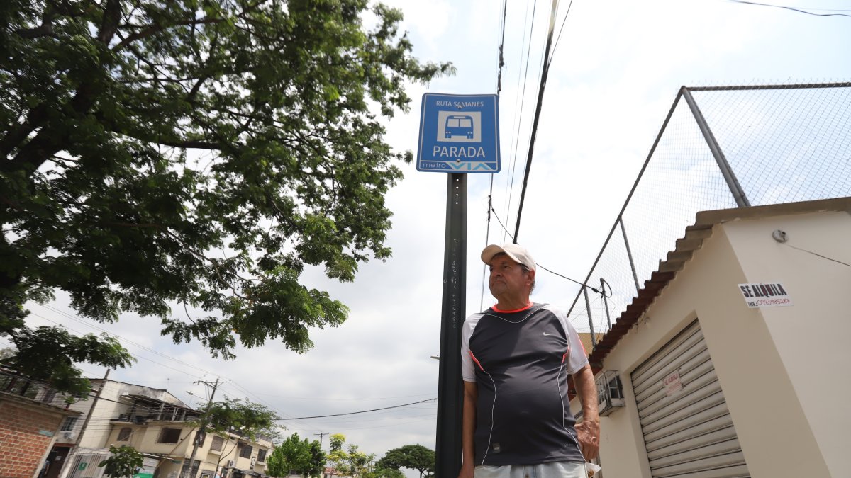 Escena. En un paradero de la zona figura la ruta alimentadora Samanes.
