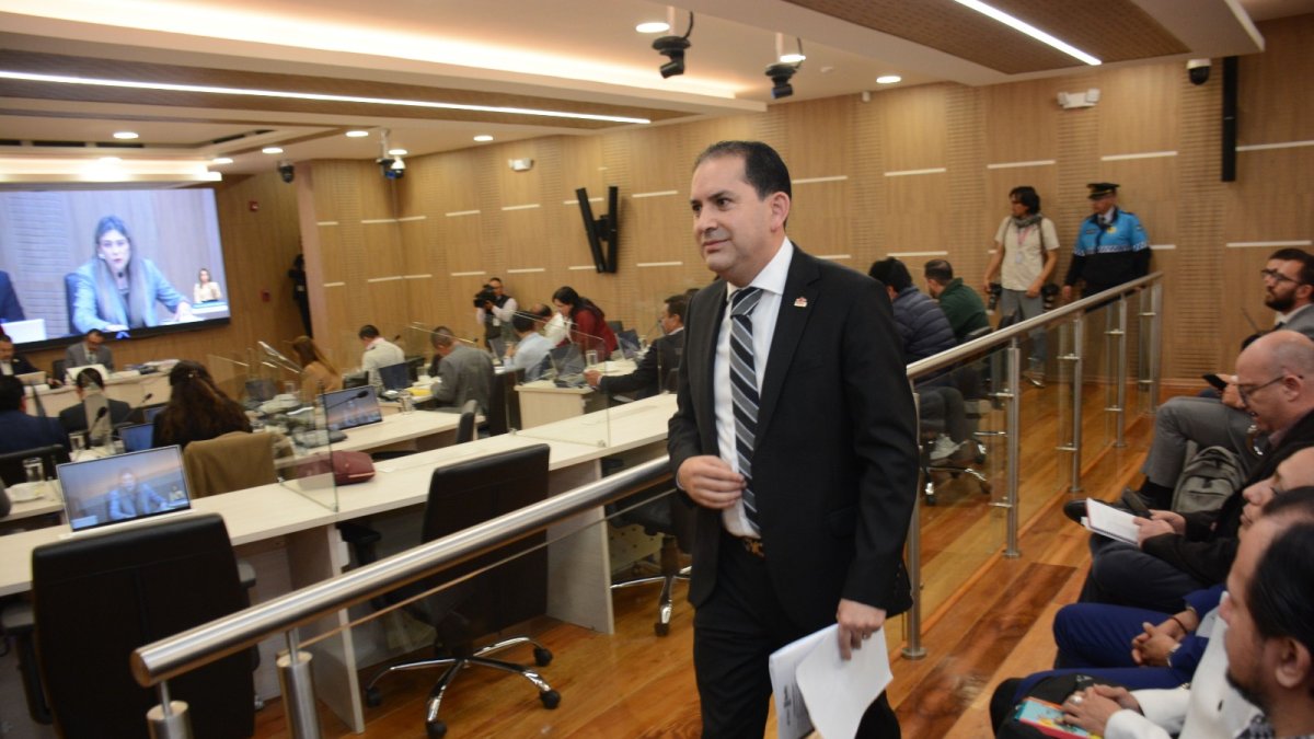 Este 7 de mayo, Víctor Hugo Villacrés, presentó el informe de funcionamiento del Metro ante el Concejo.