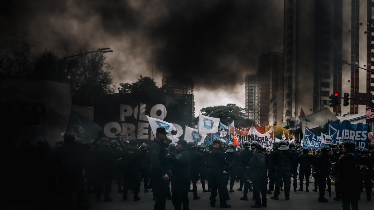 Policías custodian una calle durante un piquete convocado por la Unión de Trabajadores de la Economía Social (UTEP) este martes en Vicente López, Buenos Aires (Argentina).